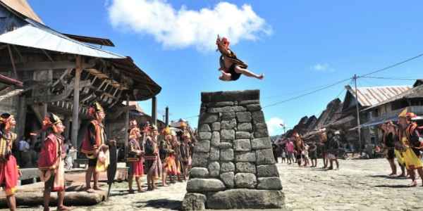 Budaya-Fahombo-Lompat-Batu-Pulau-Nias