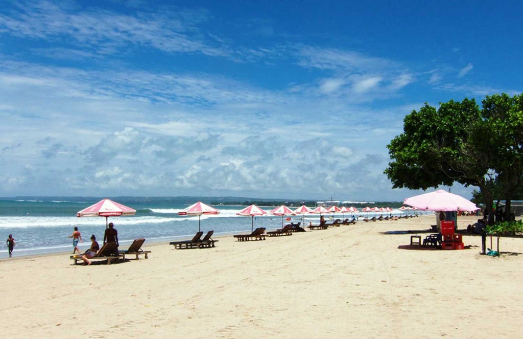 Turis-Pantai-Kuta-Bali