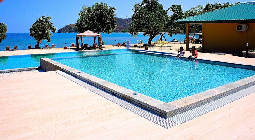 sylvia resort komodo pool