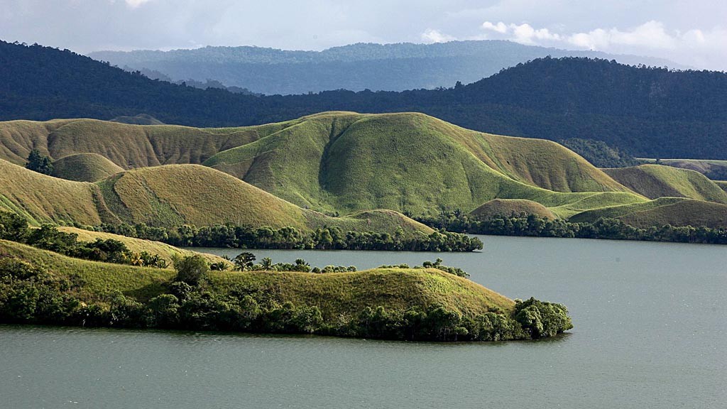 Panorama Danau Sentani, Jayapura, Papua. Penebaran bibit sejuta ikan nila di perairan Danau Sentani saat Festival Danau Sentani 2015 menunjukkan pemahaman akan ancaman spesies invasif masih sangat rendah. Kompas/Priyombodo (PRI)
