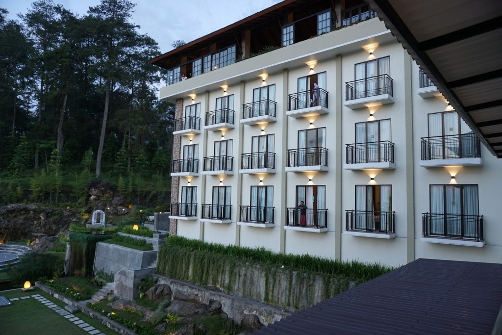 Review Nava Hotel Langit Sore Yang Indah Di Kaki Gunung Lawu