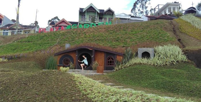 plaza-garden-rumah-hobbit